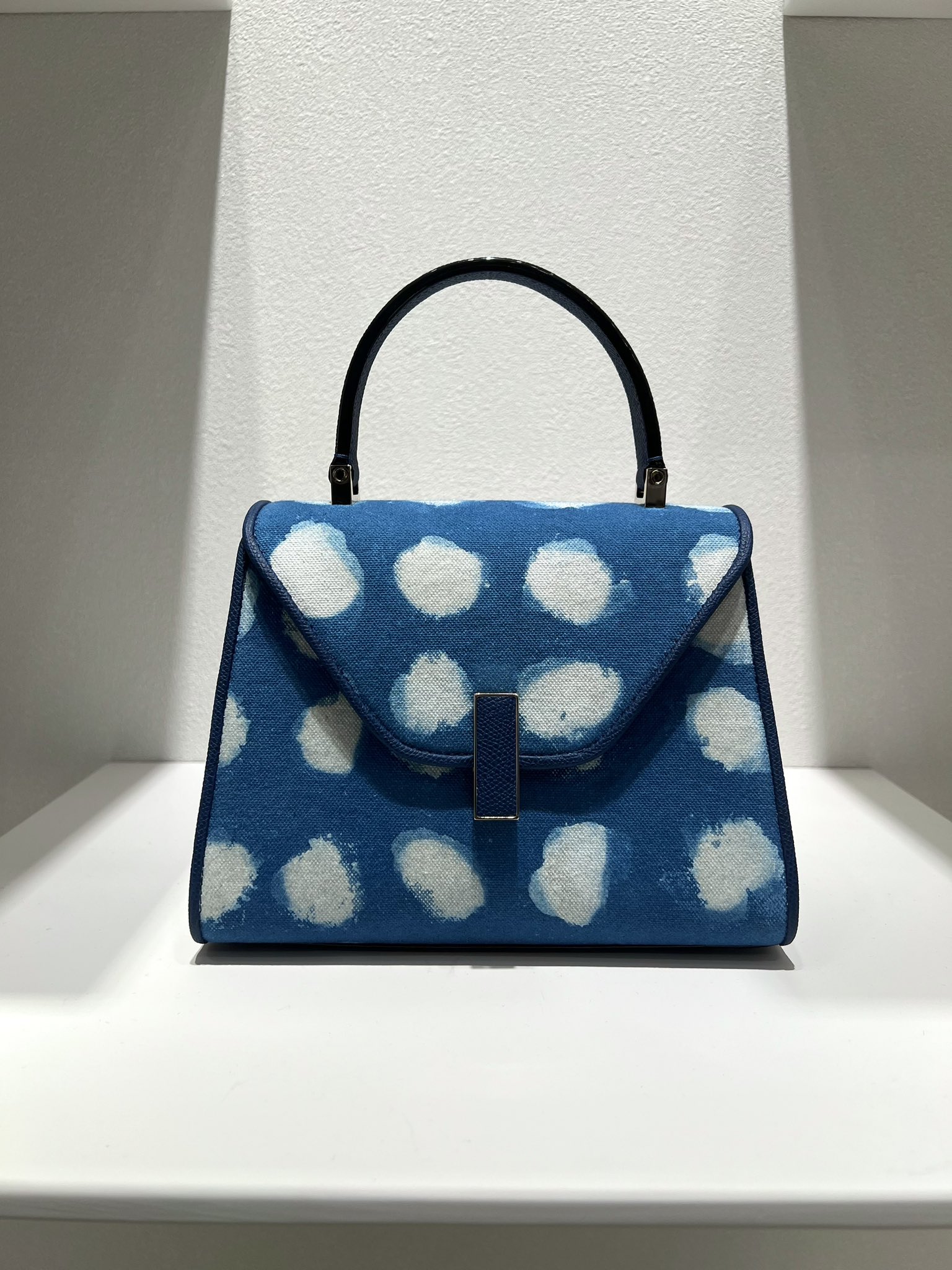 Valextra x 京藍染 松﨑陸 国内買付 Bucket Bag Micro Kyouai Valextra × 京藍染師 松﨑陸 コラボレーション】藍染の伝統を