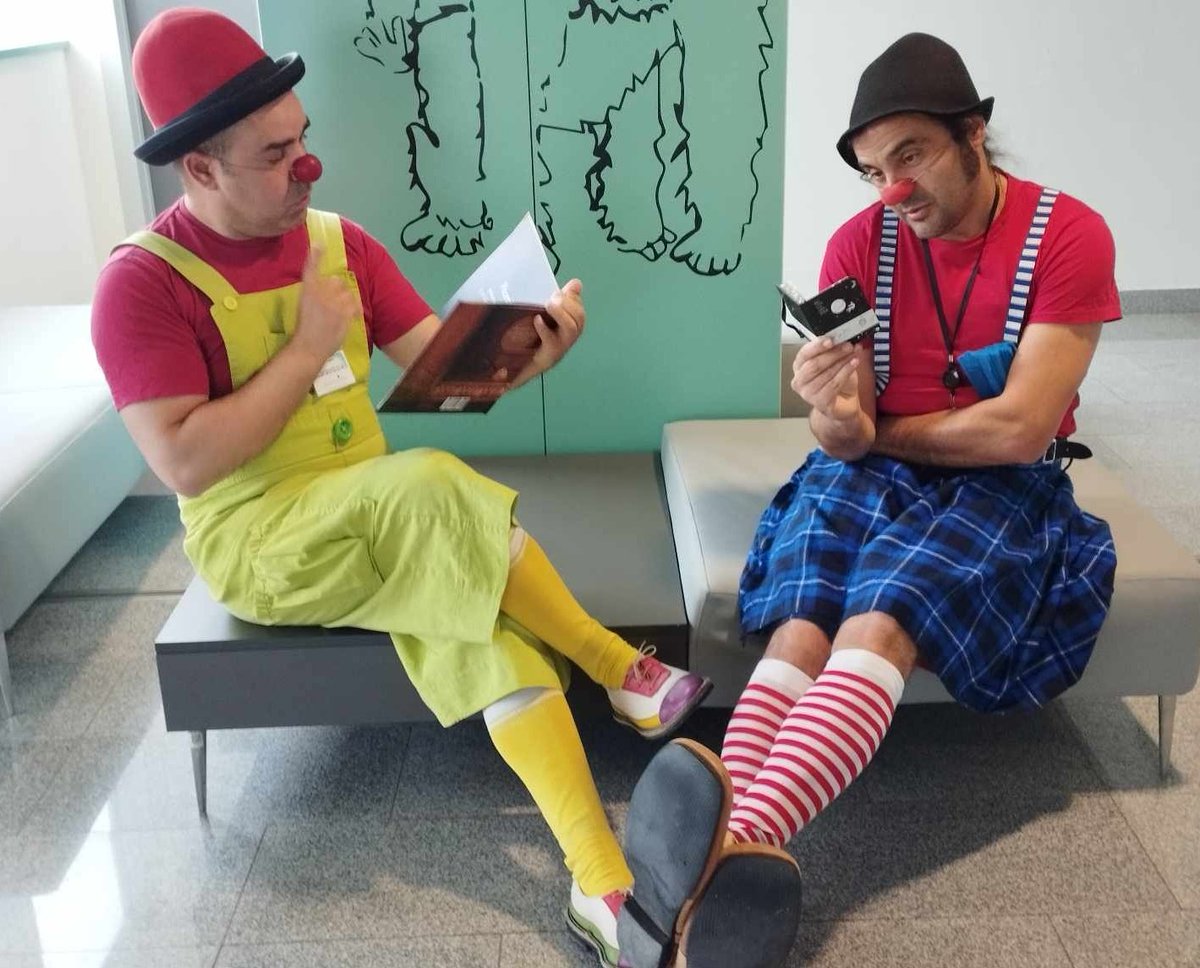 Martes en el HUCA y día del libro, hoy regalamos cuentos. Gracias a Delallama Editorial por obsequiarnos con 'Animalario de armario'. #clowntigopayasosdehospital