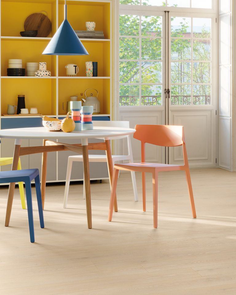 EMEDEC_com's tweet photo. Si la naturalidad y la luminosidad son innegociables en tus proyectos de interior, el Roble Fado Brisa te encajará a la perfección. Un roble claro con formato EVOLVE, de proporciones armónicas y acabado totalmente realista 👇
https://t.co/1kKQWpNARb
#Finfloor #Evolve https://t.co/9Ywy1tztfS