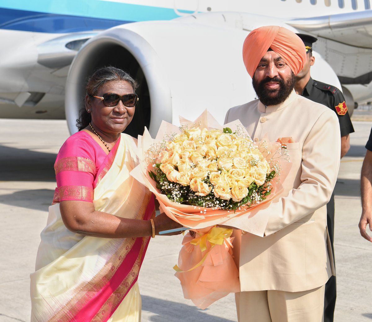 rashtrapatibhvn's tweet photo. Governor of Uttarakhand, Lt General (Retd.) Gurmit Singh received President Droupadi Murmu on her arrival at Dehradun. https://t.co/QSHRnDKHNX