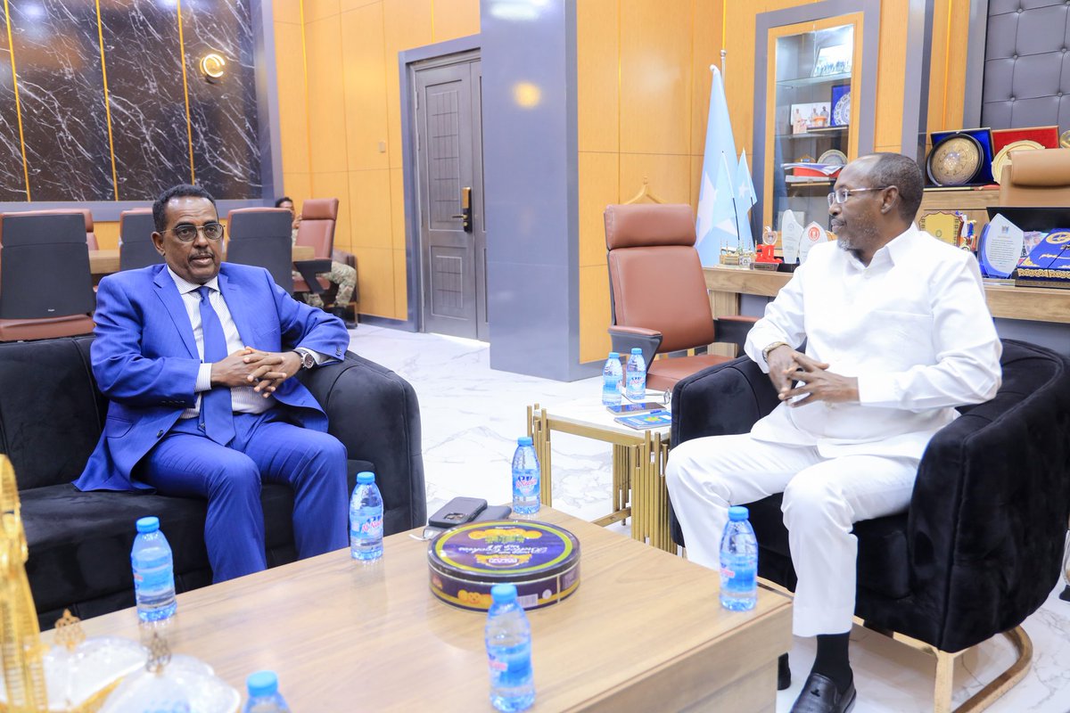 The Minister of Interior, Federal Affairs and Reconciliation H.E Ali Yusuf Ali Hosh paid a visit to the Governor of Banaadir and Mayor of Mogadishu where he recieved updates and information on the Banadir Regional Administration.