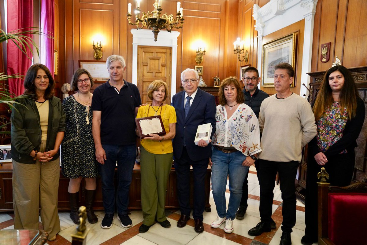 🤝 El presidente de la Ciudad Autónoma, Juan José Imbroda, recibe a la familia del fundador de la Asociación de Estudios Melillenses, Francisco Saro, en su despacho con motivo de la reedición de su libro. Imbroda anuncia que le pondrán una calle en su honor en la ciudad.