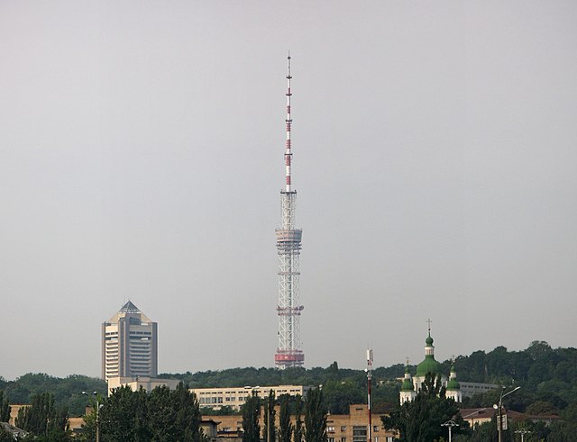Der Einsturz des Fernsehturms in Charkiw nach russischem Angriff.

Am vergangenen Tag ereignete sich ein schwerwiegender Vorfall in der ukrainischen Stadt Charkiw. Ein russischer Angriff führte zum Einsturz des dortigen Fernsehturms, einem wichtigen Symbol der
