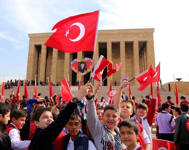 “ Ulusal Egemenlik; öyle bir ışıktır ki, onun karşısında zincirler erir, taç ve tahtlar batar yok olur. “ Mustafa Kemal Atatürk 🇹🇷 23 Nisan Ulusal Egemenlik ve Çocuk Bayramı kutlu olsun. NE MUTLU TÜRKÜM DİYENE ‼️ #23NisanKutluOlsun 🇹🇷 #23Nisan1920