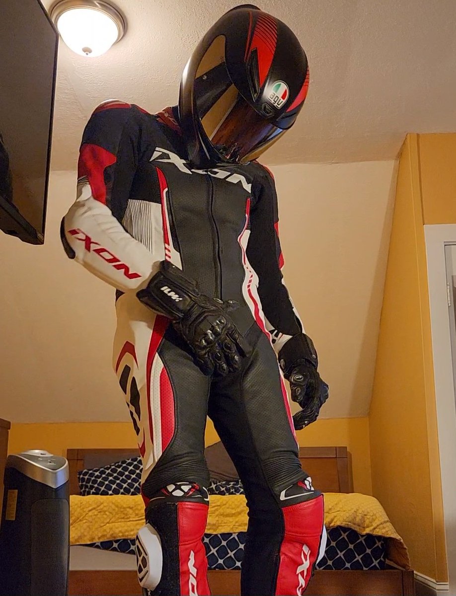 Can't. Stop. Touching myself. 🏍

#gaybiker #bikerfetish #biker #gearfetish