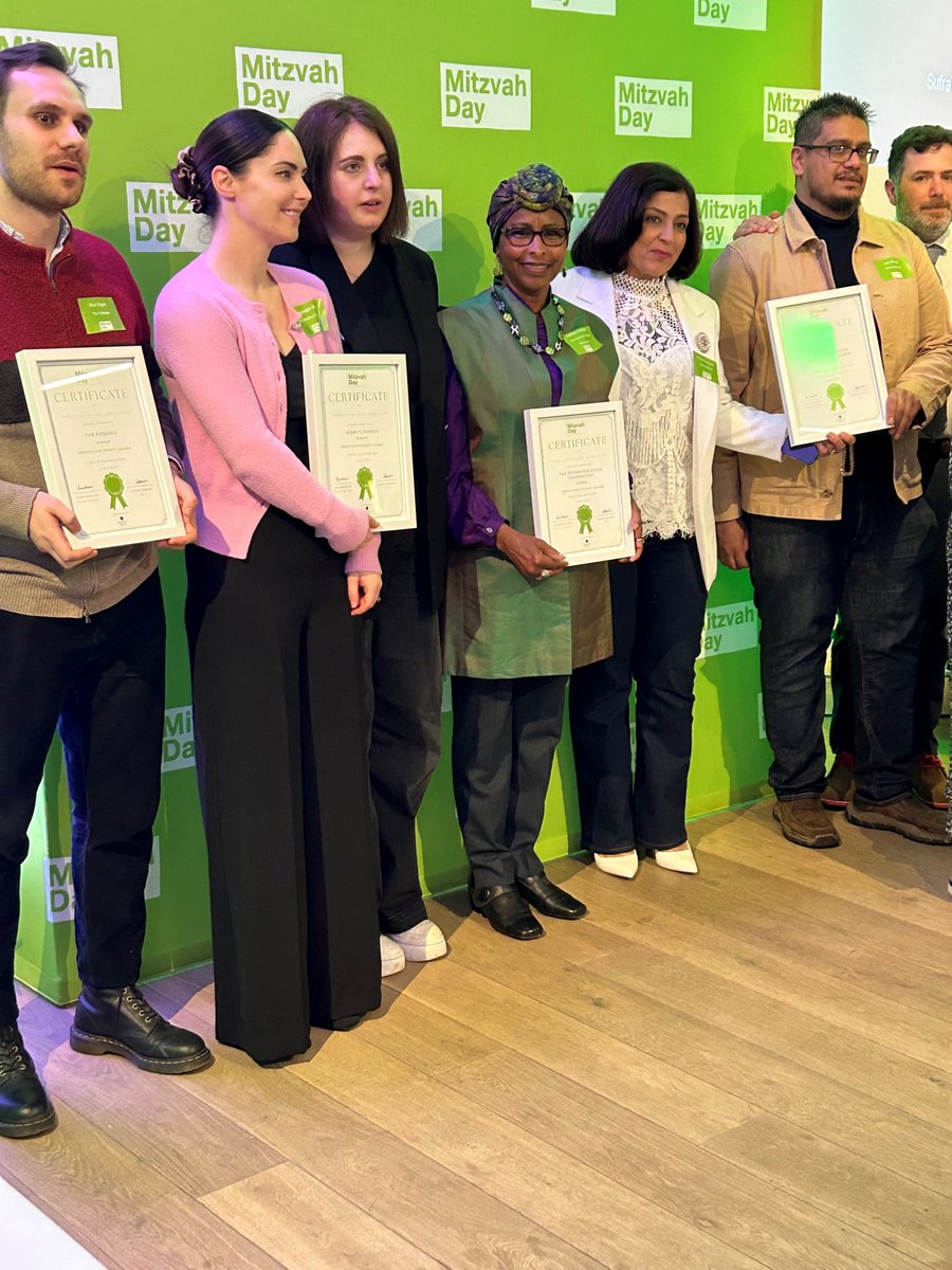 We were thrilled to receive @MitzvahDay Beneficiary Award last week. We are so grateful for our longstanding relationship and proud to be recognised for our work for #separated children. Thanks to our Chair of the Board, @Fathiaabdalla for representing us at the awards 🧡