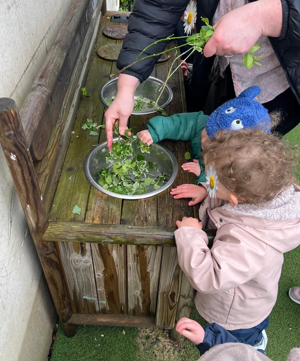 𝐓𝐞𝐫𝐞𝐧𝐮𝐫𝐞 𝐂𝐞𝐧𝐭𝐫𝐞: The toddlers got some waterplay time, outside, last week #daisychaincare #childcaredublin #daisychaindub #toddlers #terenure