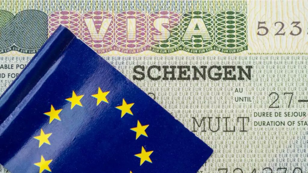#FLASHINFO | L'ambassadeur français en #Arabiesaoudite 🇸🇦 (@ludovic_pouille) annonce, sur son compte personnel, une décision européenne permettant aux citoyens saoudiens d'obtenir un #visa #Schengen 🇪🇺 d'une durée de 5 ans dès la première demande. @FranceinKSA #EKHactualités