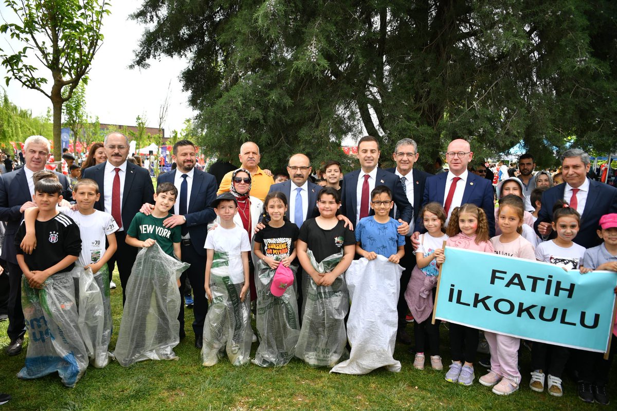 '23 Nisan Ulusal Egemenlik ve Çocuk Bayramı' kapsamında düzenlenen etkinliklere katılan Vali İsmail Ustaoğlu bayramın sahibi çocuklar ile bir araya geldi. #23NisanUlusalEgemenlikveÇocukBayramı