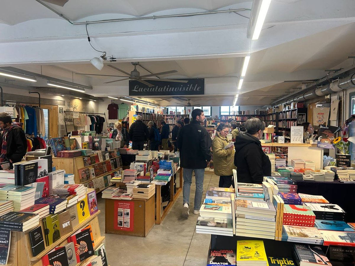 ciutatinvisible's tweet photo. La indústria del llibre es concentra en cada vegada menys mans, però també resisteix tot un ecosistema divers d'editorials i llibreries, sovint cooperatives, que cada dia fan comunitat amb les seves lectores. 
A totes vosaltres moltes gràcies! 
#SempreÉs23 #SantJordiPopular https://t.co/PJLUV6VWDr