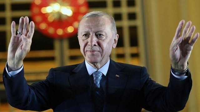 Herkes sevdiğini paylaşsın 😊 Türkiye Cumhuriyeti Cumhurbaşkanı Recep Tayyip Erdoğan @RTErdogan 🇹🇷 Not: Tapınakçılara hatırlatmış olalım, aramızda kalmasın 😁 #RecepTayyipErdoğan
