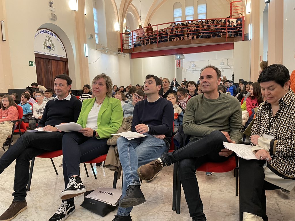 PortuEuskaraZrb's tweet photo. 📖 🎉Euskara Zerbitzuak Mikroipuin Festa antolatu du aurten ere. Gaur, Liburuaren Eguna dela eta, sariak banatu ditugu, Santa Klara kulturtegian egindako ekitaldi batean. Helburua irakurzaletasuna eta idazmena bultzatzea izan da, baita euskararen erabilera sustatzea ere. 💜 https://t.co/vTByGDNVa1