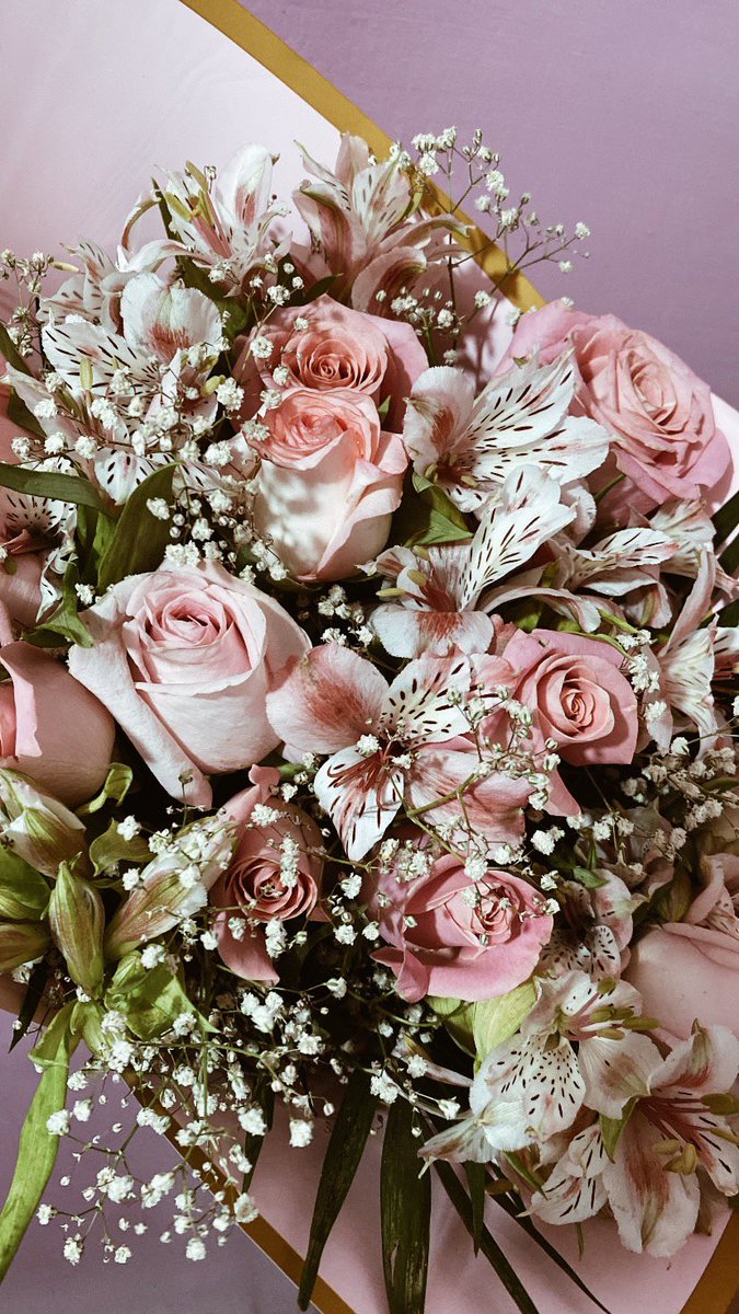 Mi mejor amiga me trajo flores bonitas 💌