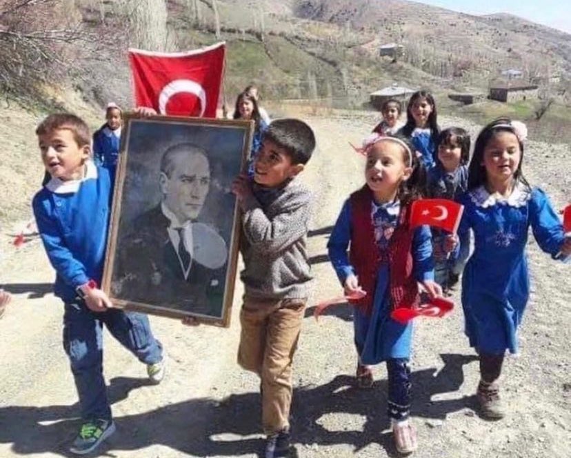 sedadiker's tweet photo. Çocukları el üstünde tutan, hepimize bayram hediye eden ATAM… 

Yaşasın 23 Nisan! Bayramımız kutlu olsun. 🇹🇷🇹🇷🇹🇷 https://t.co/uipTC1KoN0