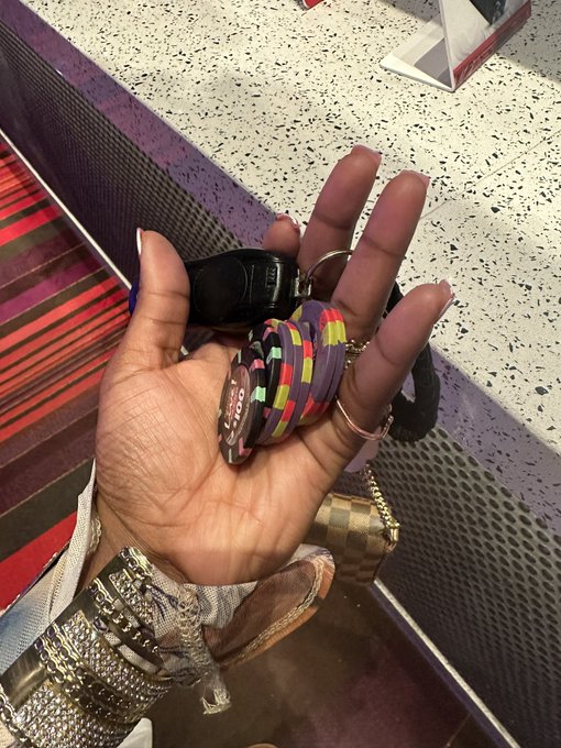 2 pic. The gambler vs the winnings 😊 https://t.co/hwYme88yhg<a href="/tag/doordash"class="tags"><span>#doordash</span></a>