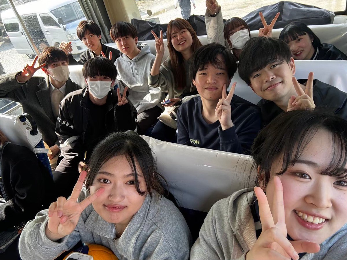 Rits_sg2026's tweet photo. 【オフショット】

Song-genicsは和気あいあいとした雰囲気のサークルです！

まだまだ新歓イベントがたくさんあるので、少しでも興味のある方はぜひ来てください！

サークル員みんなでお待ちしてます🫶🏻

#春から立命館 #春から立命館大学 #立命館サークル #立命館大学サークル #アカペラ #音楽 https://t.co/JjcwNPV6iN