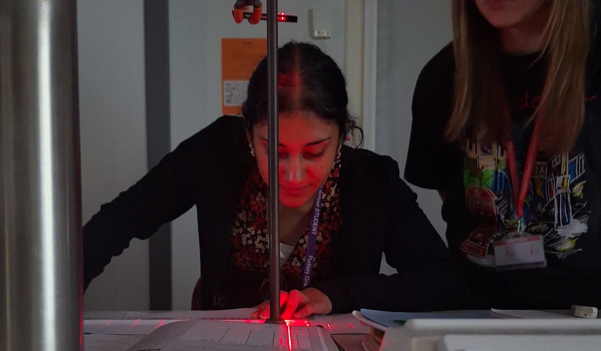 Last week, Physic A-Level students were experimenting with laser defractions in one of their six practical lessons this year! All science subjects students at PGS have the opportunity to experience six practical lessons, enriching their learning!