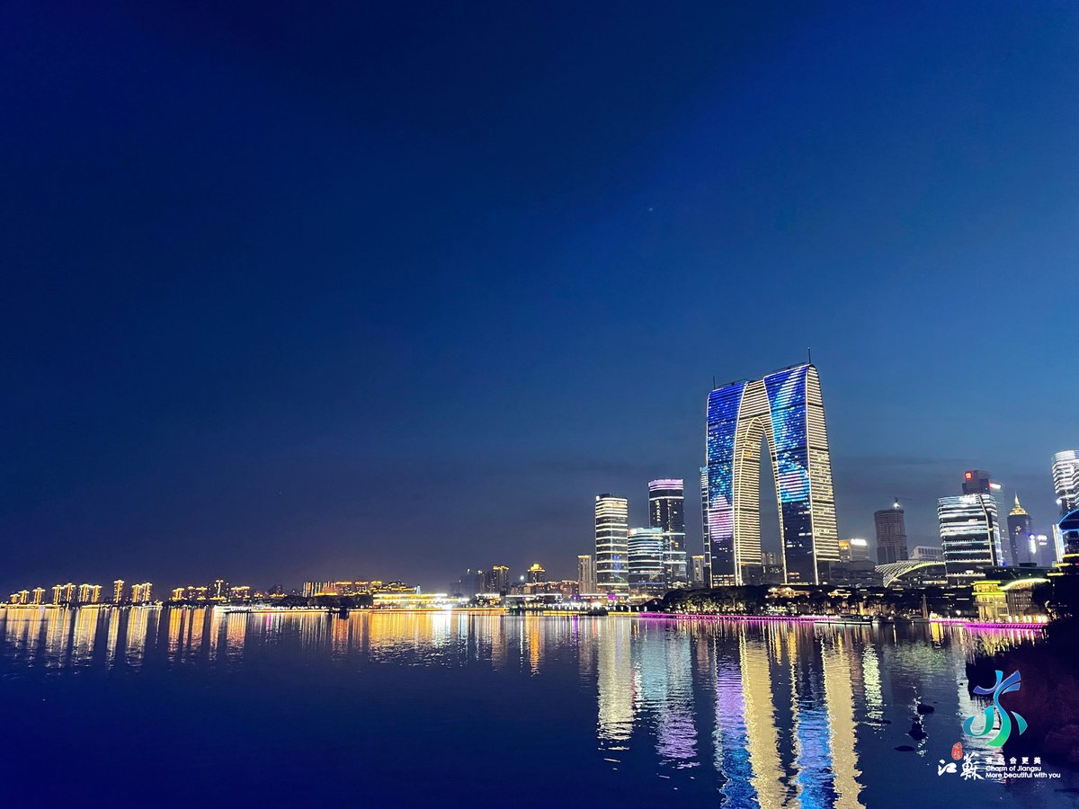 As the night falls, take a walk by the Jinji Lake in Suzhou, Jiangsu, and appreciate the mesmerizing lights and shadows with your loved one. How romantic!