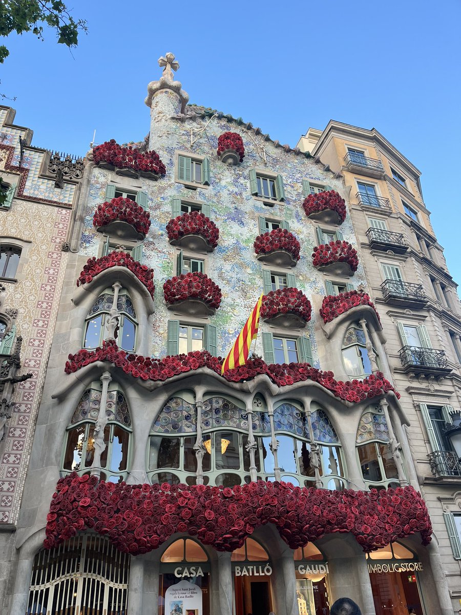 borjasolef's tweet photo. El día más bonito del año sin lugar a dudas. Feliç Sant Jordi! https://t.co/paOQeer6Ec