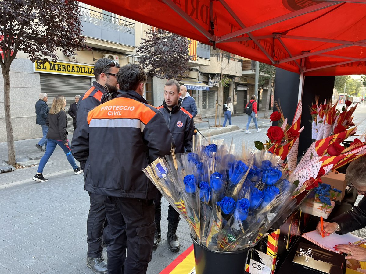 Avui tot el dia a la AV Catalunya fem captació de voluntaris, prevenció i venda de roses per projectes de @AdrianencaPC recordeu que tejim polseres indentificatives #prevenció #festes #DiadaSantJordi2024 @AjSantAdria