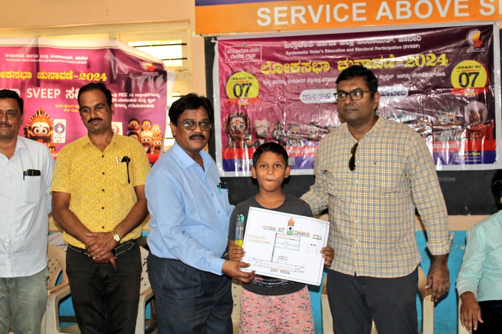 MGNREGATPHAVERI's tweet photo. ಜಿಲ್ಲಾ ಮತ್ತು ತಾಲೂಕು ಸ್ವೀಪ್ ಸಮಿತಿ ಹಾವೇರಿ .
ಎಲ್ಲರೂ ತಪ್ಪದೇ ಮತದಾನ ಮಾಡಿ.
ಮಕ್ಕಳಿಂದ ಕಡ್ಡಾಯ ಮತದಾನ ಕುರಿತು ಚಿತ್ರಕಲಾ ಸ್ಪರ್ಧೆ ಬಿಡಿಸುವ ಮೂಲಕ ಮತದಾನ ಜಾಗೃತಿ .
ತಾಲೂಕ ಪಂಚಾಯತ್ ಹಾವೇರಿ https://t.co/sxuMJbTrUl