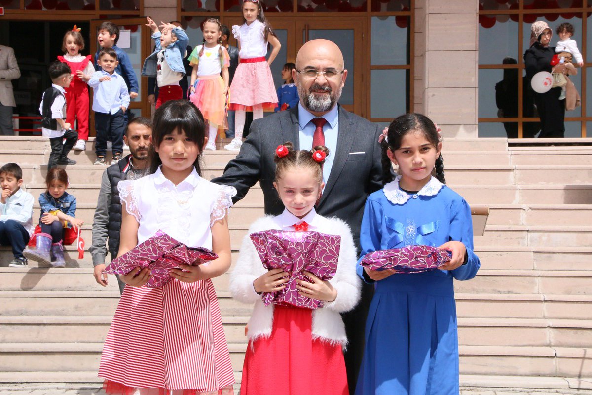 “Bugün, geleceğimizin teminatı çocuklarımızın bayramı. Tüm çocuklarımızın 23 Nisan Ulusal Egemenlik ve Çocuk Bayramı kutlu olsun!”