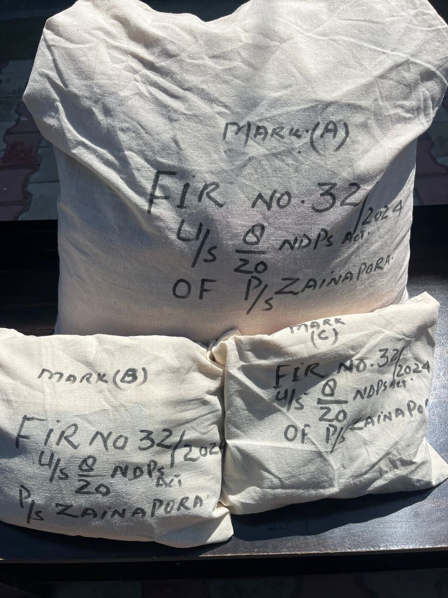 Shopian Police recovered concealed contraband apparently Charas weighing 7 kg 548 gms from residential house of Farooq Ah Dar S/O M Abdullah Dar R/O Darbagh Wachi in presence of concerned Executive Magistrate.FIR registered & investigation taken up. @JmuKmrPolice @IPS_Tanushree