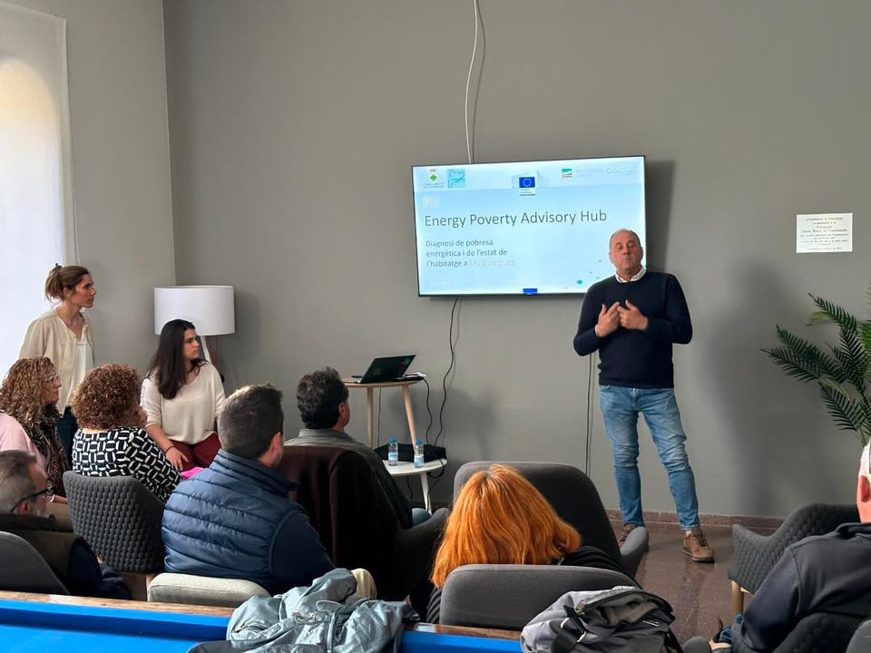 Ahir vam presentar en #ajuntamentcastelldans la Diagnosi de la Pobresa Energètica de #lesGarrigues. L’àrea de Drets Socials i Igualtat del Consell Comarcal, l’Oficina Comarcal de Transició Energètica, @AEIOLUZ, l’Associació Leader Ponent i la ciudadania l’han fet possible. Merci.