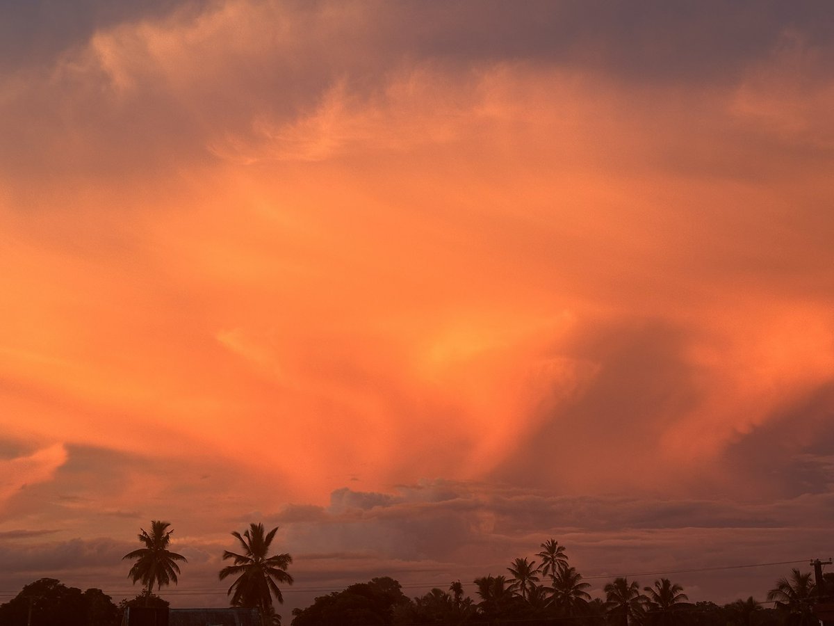 ExperienceFiji's tweet photo. In the surreal magic of Fijian sunsets, you can easily forget that the world out there is in a state of permacrisis, but right here right now. This is happiness! #Fiji #happinesscapital #beautifulsunsets https://t.co/cSur9w82Ie