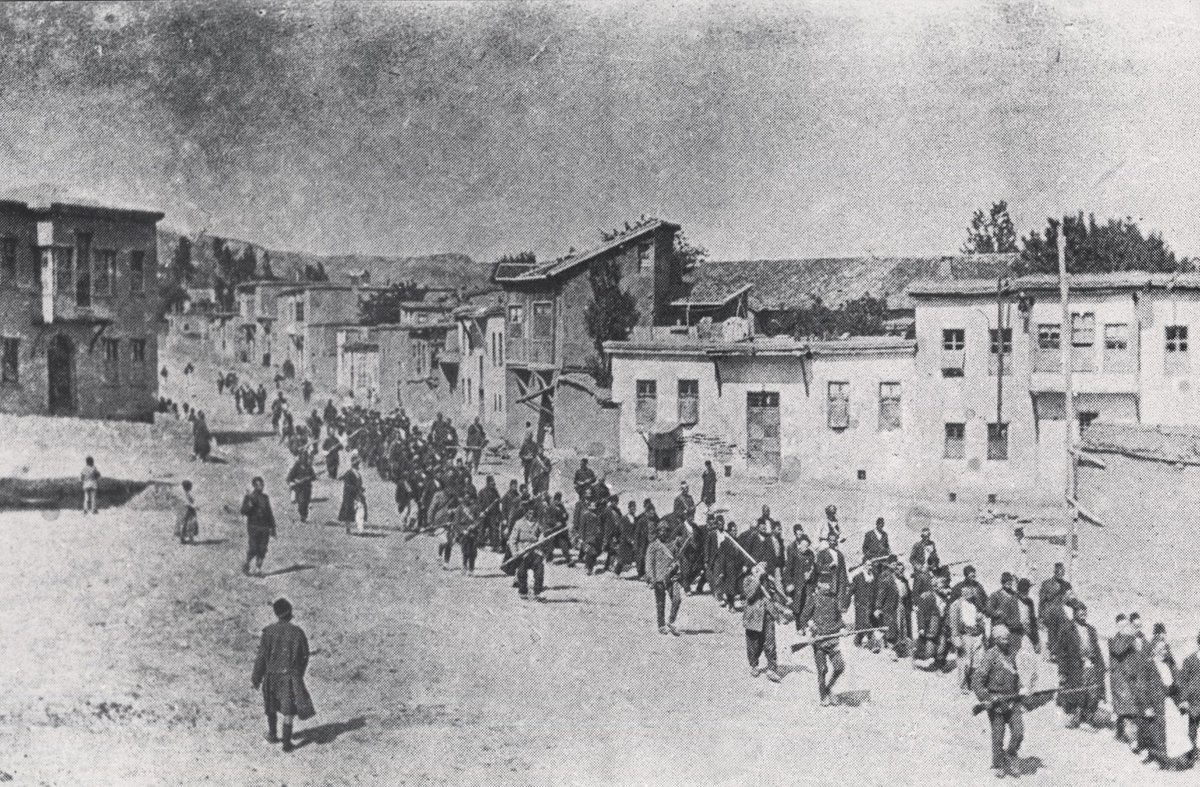 Nella notte tra il 23 e il 24 aprile 1915 scrittori, intellettuali, uomini politici armeni vengono prelevati nelle loro case e deportati: ha inizio il genocidio armeno