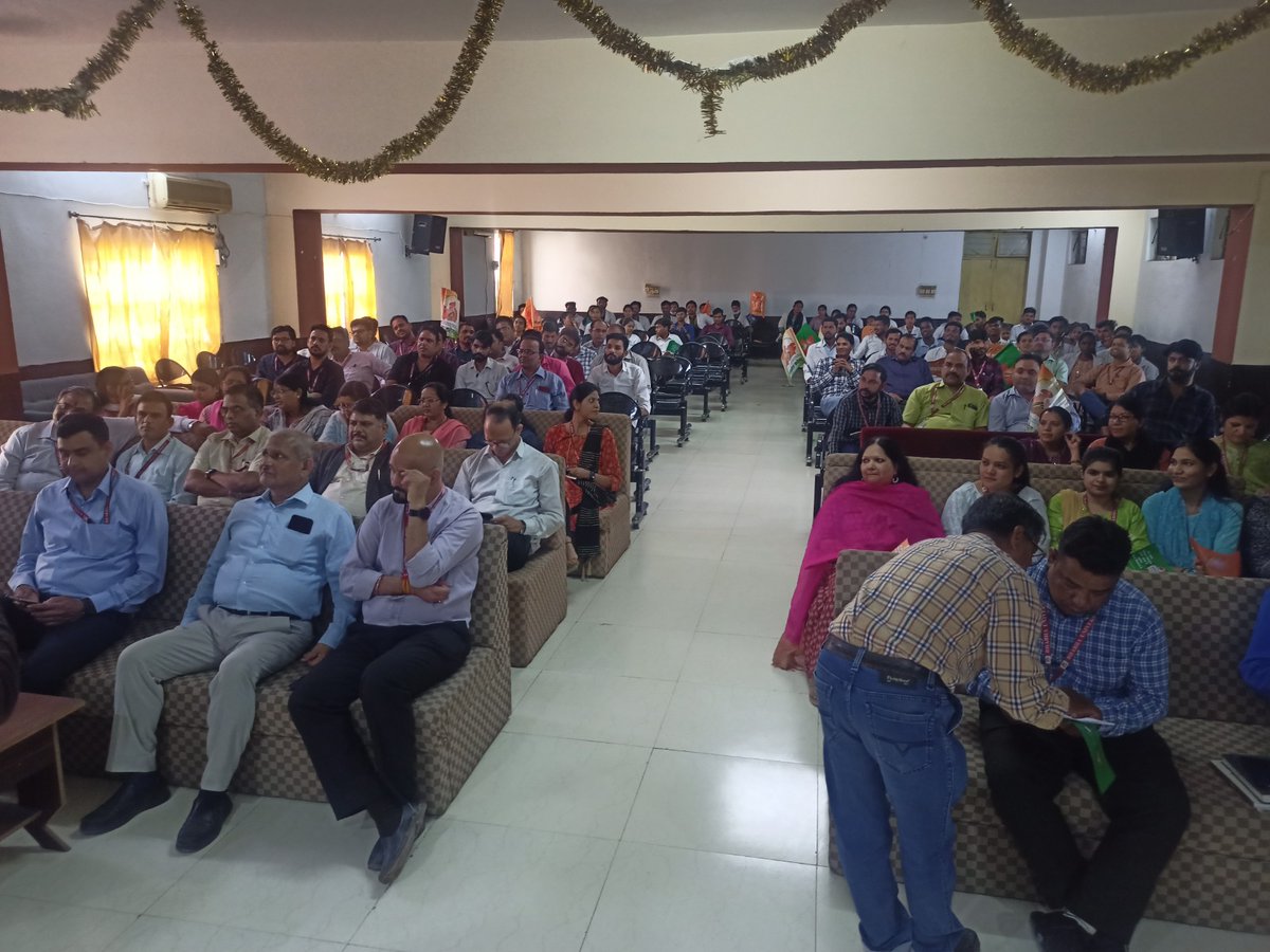 BhabhaUniversty's tweet image. भाभा विश्वविद्यालय में मतदान जागरूकता अभियान पर स्वीप गतिविधि के तहत &quot;कौन बनेगा वोटर नंबर वन&quot; क्विज कॉम्पटीशन सम्पन्न हुआ इसमें विश्वविद्यालय के कुलगुरु, प्रोफ़ेसर समेत विश्वविद्यालय के सभी वोटर्स शामिल हुए।
#LoksabhaElection2024 #votingawareness📷
#quizprogram #bhabhauniversity