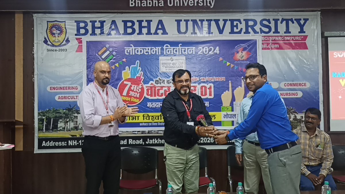 BhabhaUniversty's tweet image. भाभा विश्वविद्यालय में मतदान जागरूकता अभियान पर स्वीप गतिविधि के तहत &quot;कौन बनेगा वोटर नंबर वन&quot; क्विज कॉम्पटीशन सम्पन्न हुआ इसमें विश्वविद्यालय के कुलगुरु, प्रोफ़ेसर समेत विश्वविद्यालय के सभी वोटर्स शामिल हुए।
#LoksabhaElection2024 #votingawareness📷
#quizprogram #bhabhauniversity