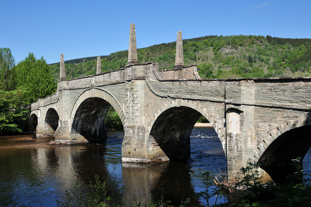 291 years ago today. Construction of the Tay Bridge, or General Wade's Bridge, over the River Tay at Aberfeldy in Perthshire began on 23 April 1733. It was formally opened in August 1735 and continues to carry traffic today. More pics and info: undiscoveredscotland.co.uk/aberfeldy/brid…