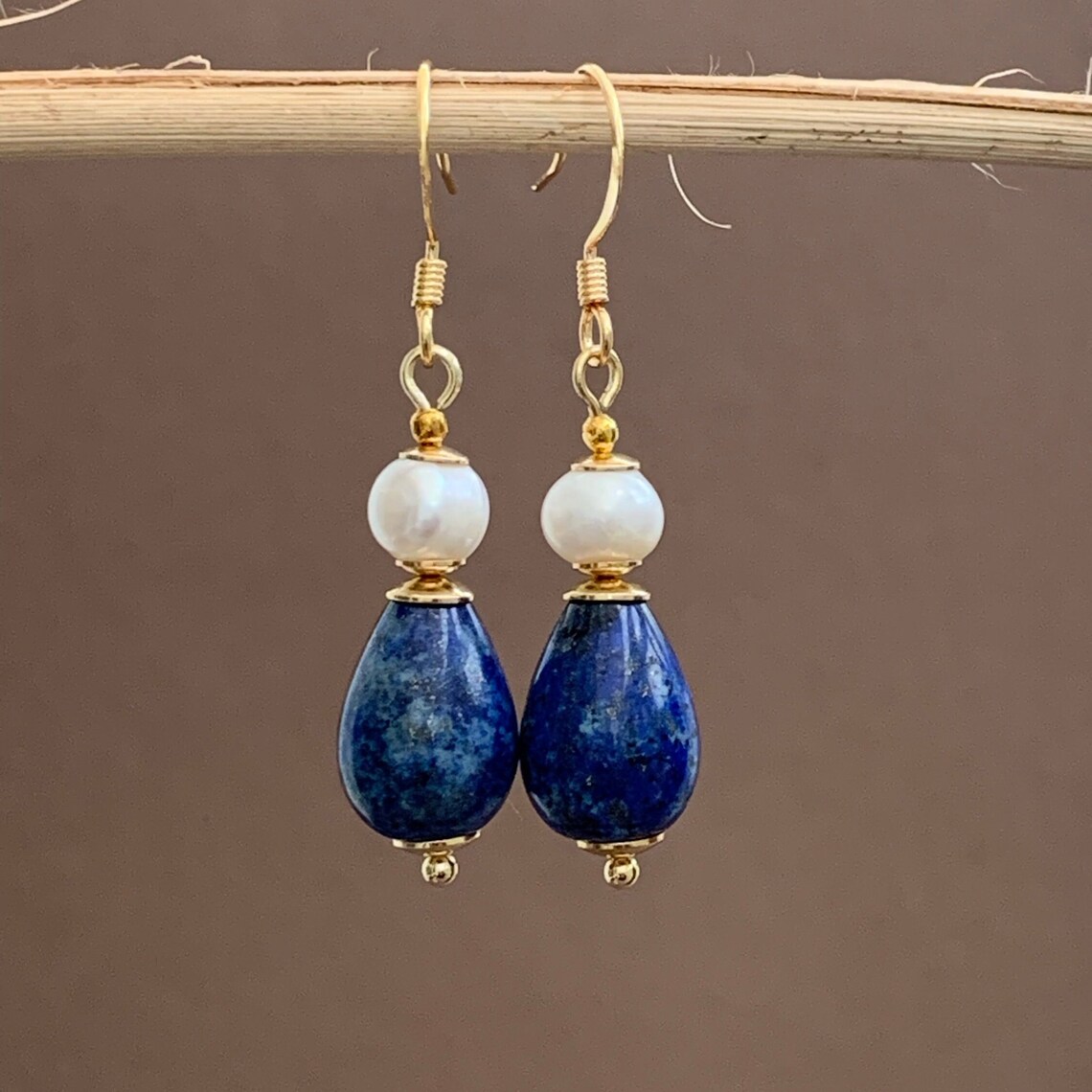 £11.40 via Etsy, Pearl & Lapis Lazuli Earrings, Blue and Gold, Teardrop, Bohemian Dangle Drop, Gift: etsy.com/uk/listing/160…

#lapislazuli #freshwaterpearls #goldplated #handcraftedearrings #uniquejewellery #bohostyle #boholook #originalearrings #earringsofgemstone #earrings