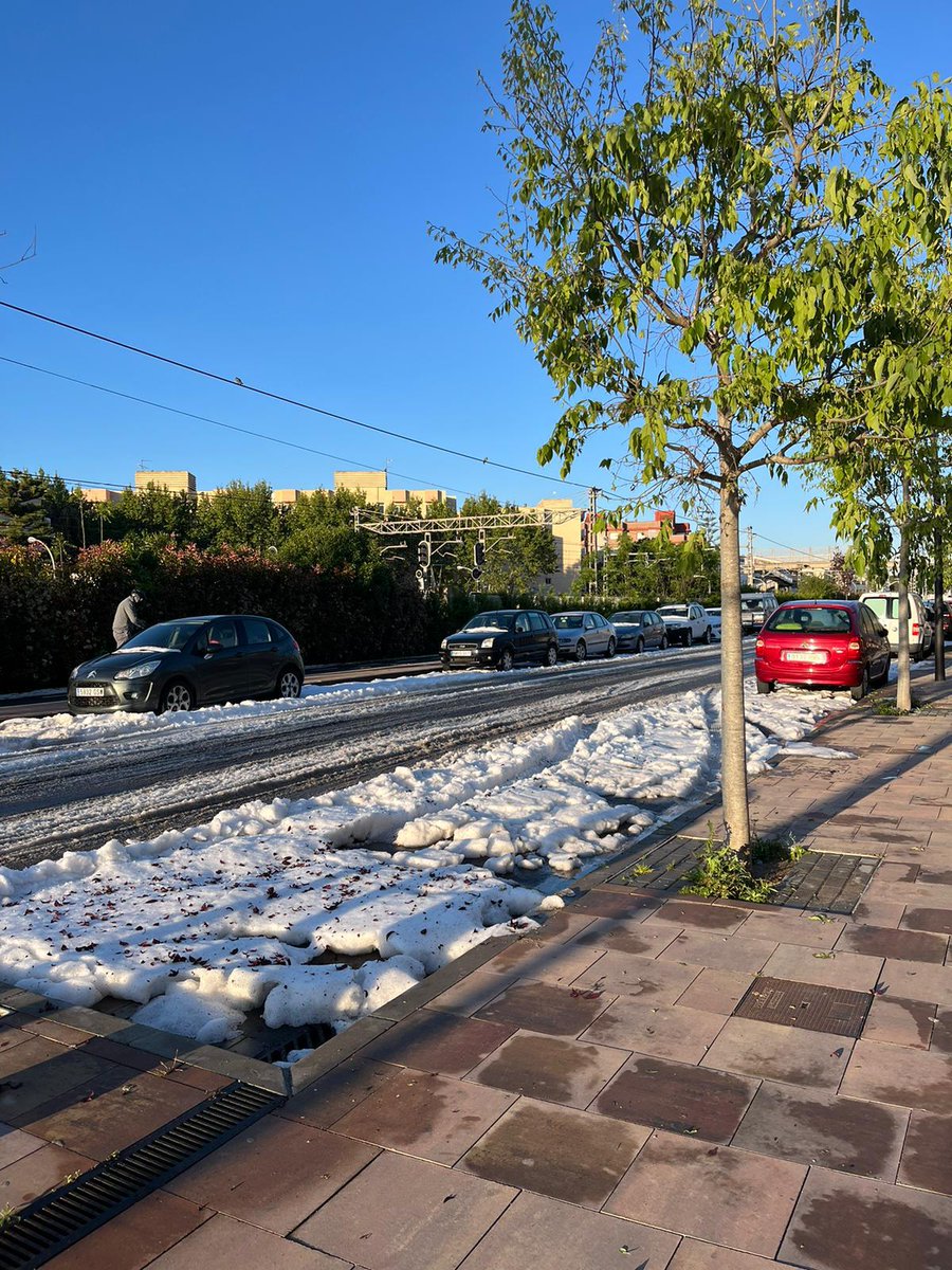 Estació de Puigcerda? Nooooo!!! A tocar estació de Torredembarra. La diferència radiativa de l'asfalt i el paviment de la vorera implica un tot o res en la conservació de la calamarsa. Foto Santi Segalà.  @eltempsTV3 @meteocat