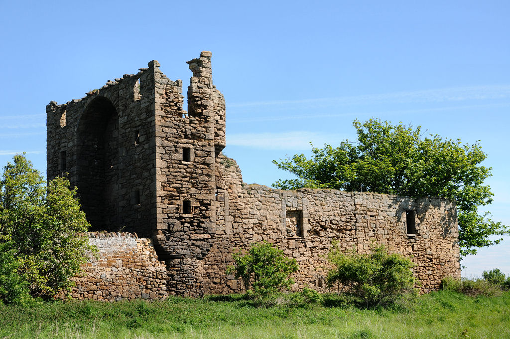 The little known and highly unusual Saltcoats Castle, hidden away half a mile to the south of Gullane in East Lothian. It probably dates back to the years after 1590, despite a date mark that appears to be two centuries older. More pics and info: undiscoveredscotland.co.uk/gullane/saltco…