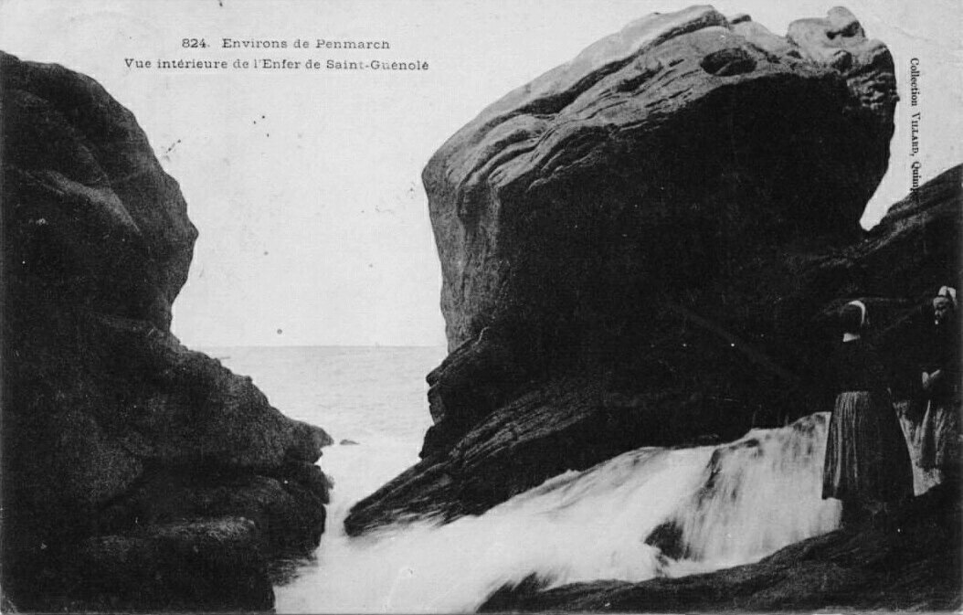 L'intérieur du trou de l'enfer à st Guénolé vers 1900