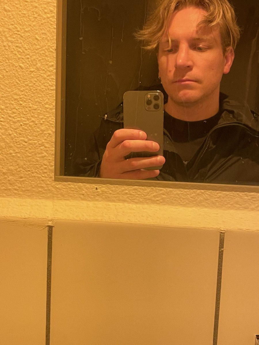 JeroenCallaars's tweet photo. Ik liep van het weekend 20 km om een statement te maken tegen seksueel geweld and all I’m left with is this bathroom selfie https://t.co/GbuOcRXvSx