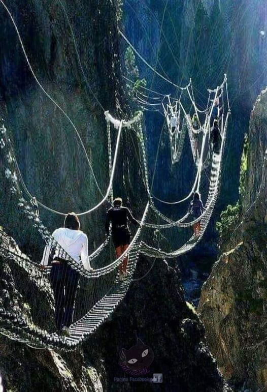 Il ponte tibetano a Claviere, Piemonte, Italia Il ponte tibetano, con i suoi 400 metri di lunghezza, detiene il record per la strada a campata unica più lunga del mondo. L'altezza che è circa a metà strada, 121 metri, rende questa “passeggiata sospesa” un'esperienza unica ed