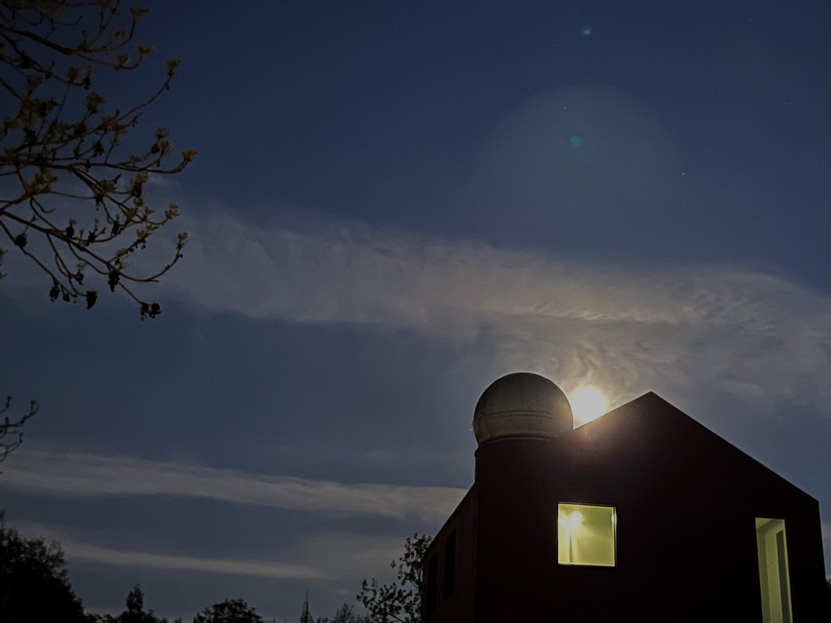 De maan achter de Zwolse sterrenkoepel — moon behind local observatory #zwolle #Nooterhof