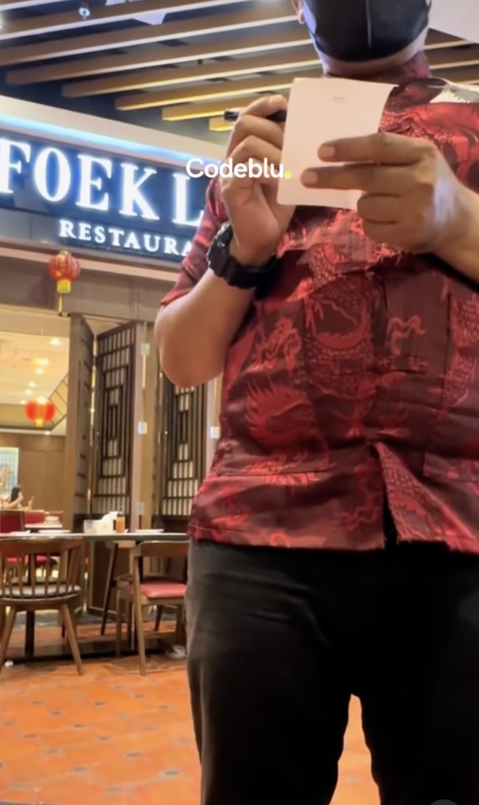 detikfood's tweet image. #Foto Codeblu berhasil kalahkan chef Arnold saat tinju pada Minggu (21/4). Sosok Codeblu dikenal sebagai reviewer makanan dengan kritikan pedas. Begini momennya saat ia review kuliner.

Foto: Instagram codebluuuu

&amp;gt;&amp;gt; dtk.id/NHnno8

#detikfood #codeblu #reviewermakanan