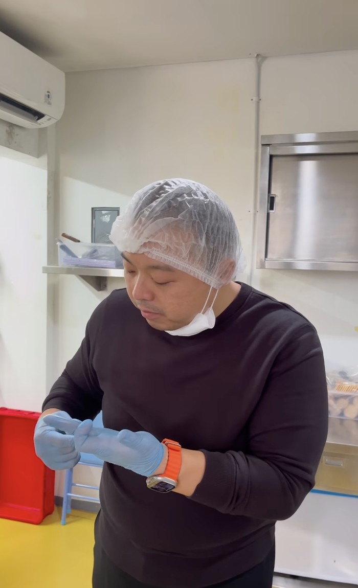 detikfood's tweet image. #Foto Codeblu berhasil kalahkan chef Arnold saat tinju pada Minggu (21/4). Sosok Codeblu dikenal sebagai reviewer makanan dengan kritikan pedas. Begini momennya saat ia review kuliner.

Foto: Instagram codebluuuu

&amp;gt;&amp;gt; dtk.id/NHnno8

#detikfood #codeblu #reviewermakanan