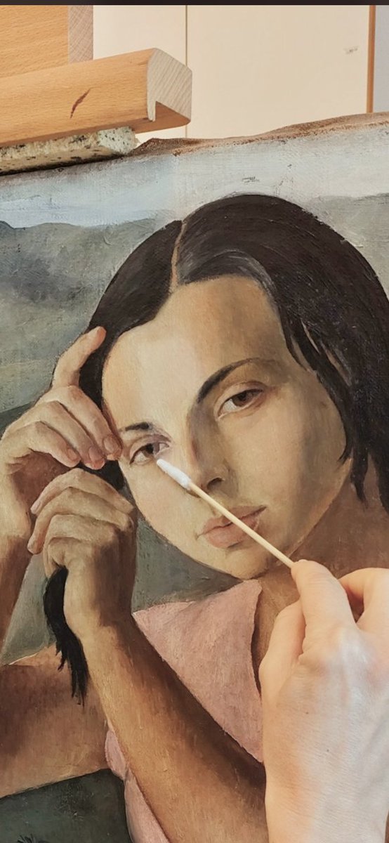 La polución, el humo del tabaco y el paso del tiempo habían oscurecido el rostro de esta mujer. Gracias a @RestauraThyssen por todo el trabajo para devolver los colores originales a los cuadros de ROSARIO DE VELASCO. A partir del 18 de junio, mi tía abuela en @MuseoThyssen.