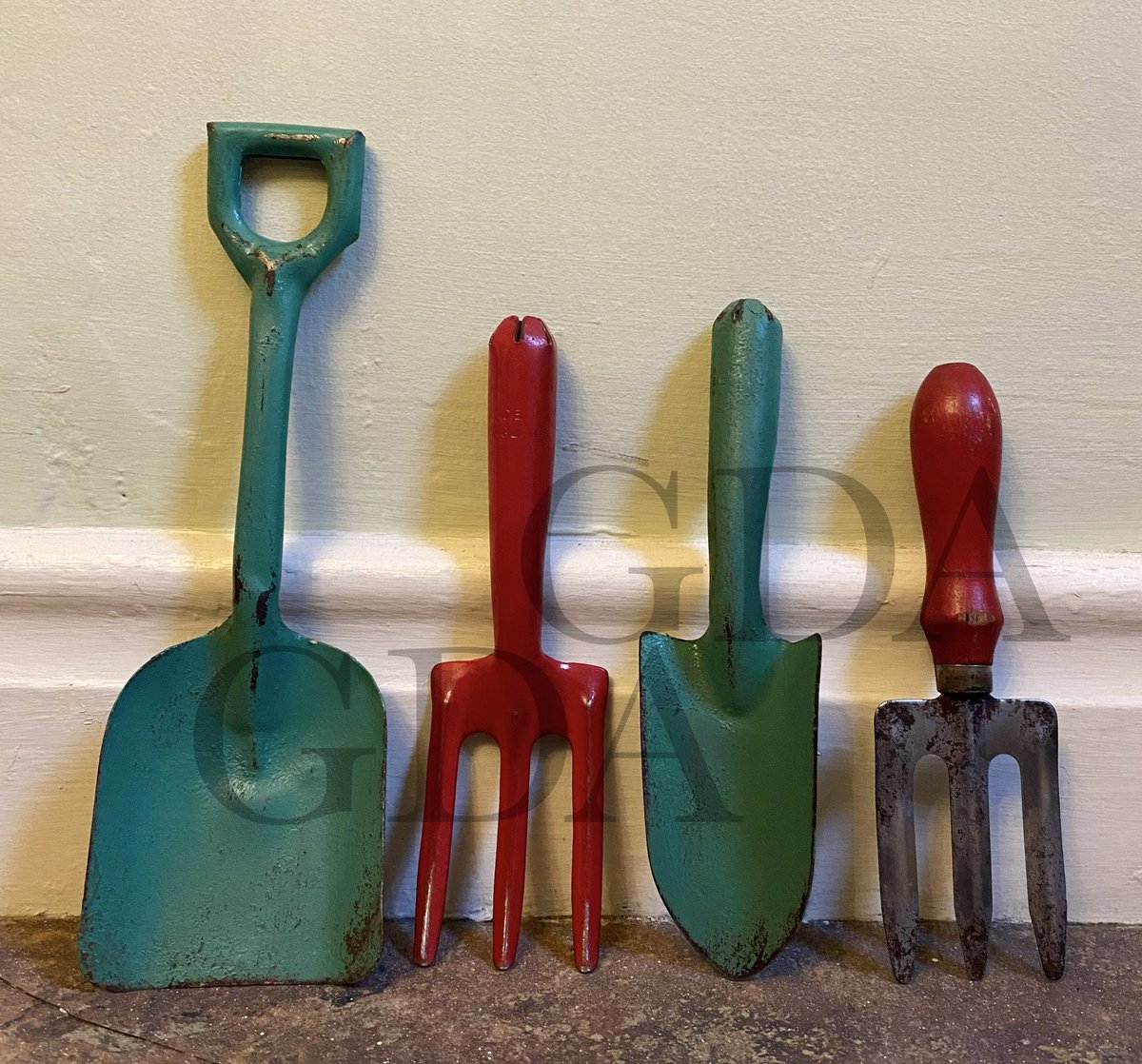 Good morning #earlybiz New items 💚♥️ A set of vintage children’s garden tools. £15 plus p&p See them and more at, Dieudonneart.com/antiques #elevenseshour #collectables #vintage #toys #collectables #gardening #shopindie #uniquegifts #Easter #green #red