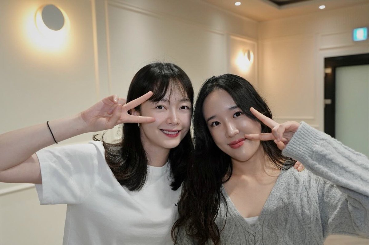 Jeon Somin with her voice designer for her upcoming movie, '18th youth'.

#jeonsomin
#전소민
cr. kinopost_songinhye on ig