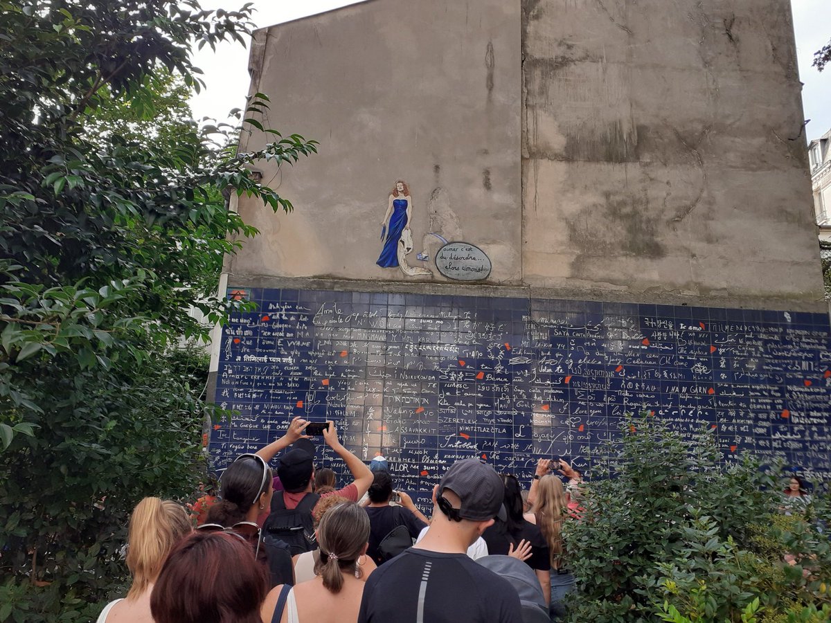 Au jardin des Abesses, à Paris, sur un mur est inscrit dans toutes les langues, ' je t'aime ' amusant de retrouver la sienne ! Belle journée !