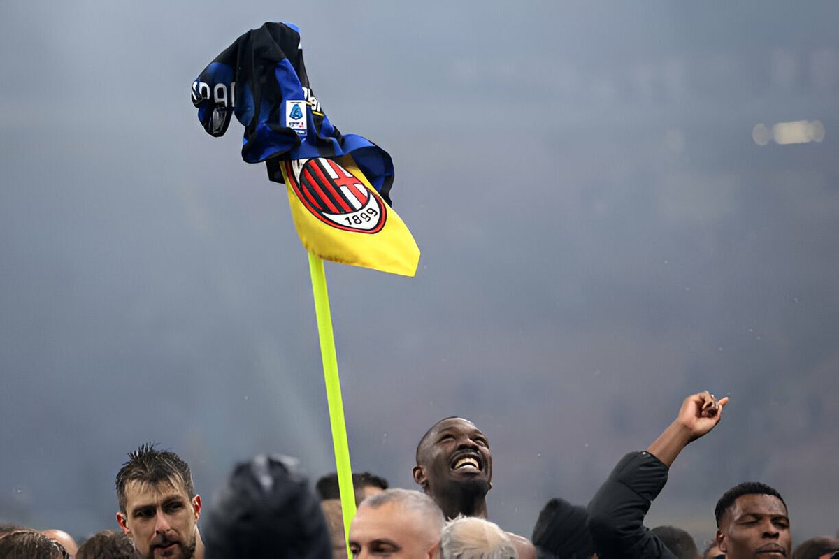 fahodano's tweet photo. أن تحسم لقب الدوري على أرض غريمك التقليدي كانت مصادفة تاريخية خرجنا فيها بكمية صور بالامكان استخدامها لمدة عشرين سنة قادمة لإنهاء أي نقاش عن الديربي

لكن حتى الآن اللقطة الفائزة كانت من نصيب تورام 🔥 https://t.co/I8amnX3W54