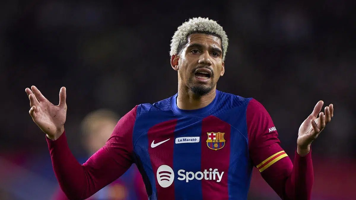 Ronald Araujo does not want to leave Barcelona, but his entourage would be open to a move.

— <a href="/sport/">Diario SPORT</a>