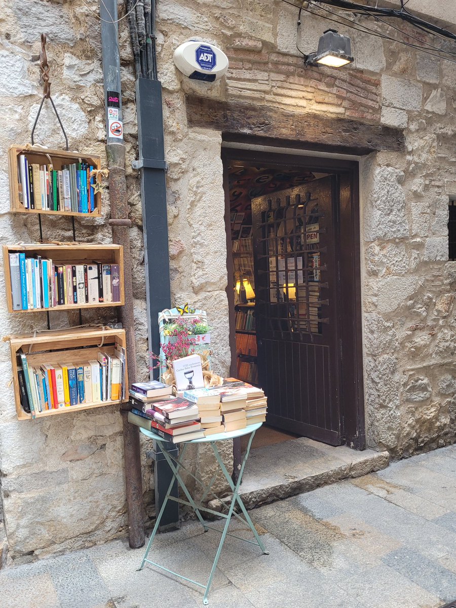 SANT JORDI. GEORGE
Today in Catalonia is a great party. Books and roses take to the streets and thousands of people purchase . The woman gives a book to the man and the man gives a rose to the woman. It is our Valentine's Day and therefore a great party
Happy St. George's Day ❤️