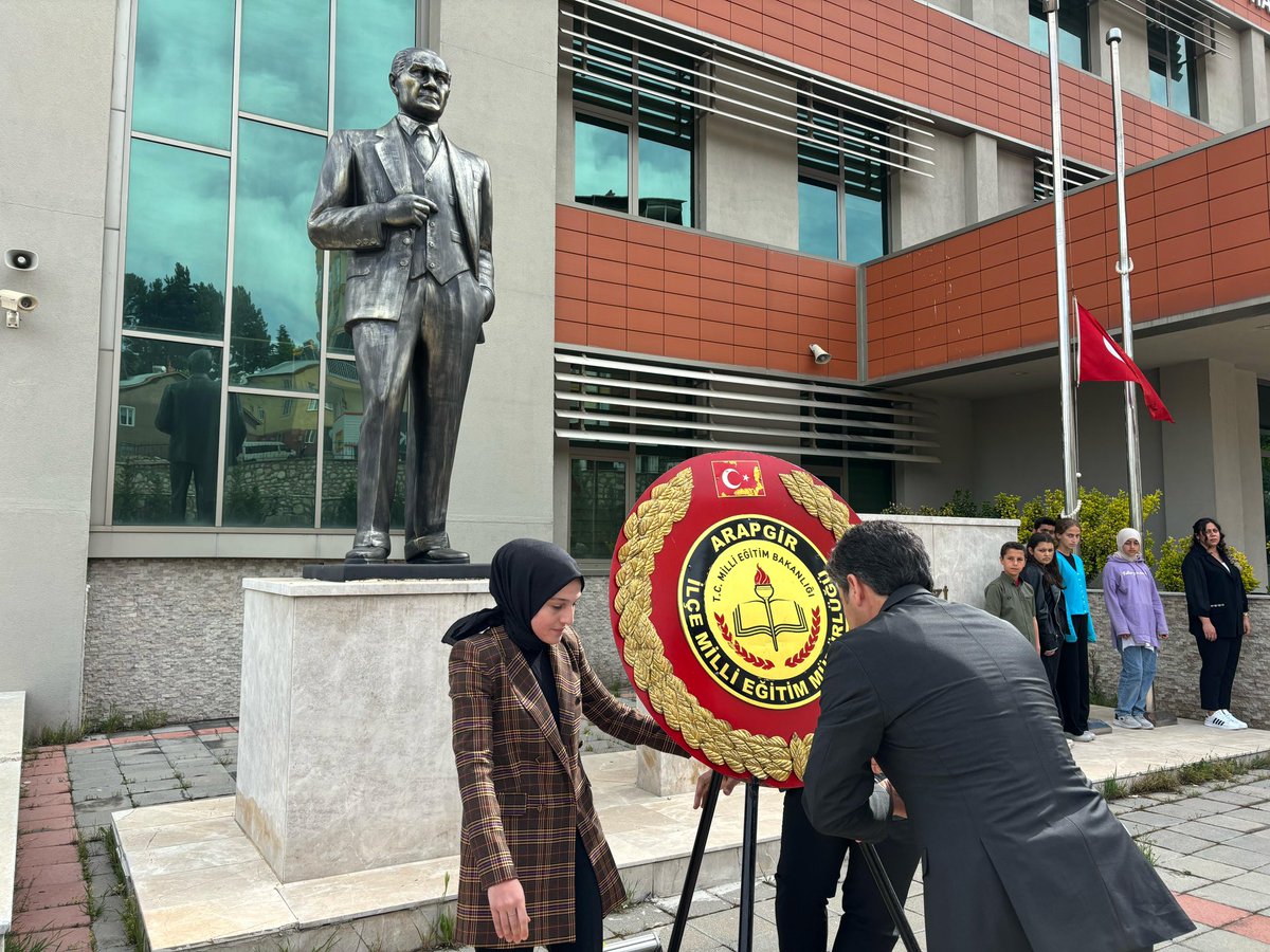 23 Nisan Ulusal Egemenlik ve Çocuk Bayramı dolayısıyla Arapgir Hami Aydınlar Çok Programlı Anadolu Lisesi bahçesinde bulunan Atatürk anıtı önünde çelenk sunma töreni düzenlendi.